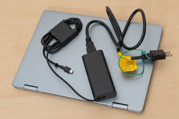 Dell 14 Plus 2-in-1のACアダプターとACケーブルの写真