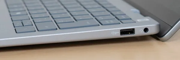 Dell 14 Plus 2-in-1の側面の写真