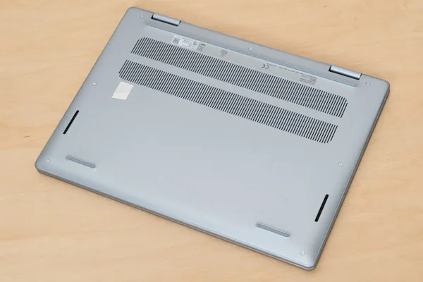 Dell 14 Plus 2-in-1の底面写真
