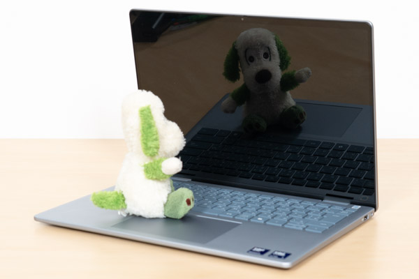 Dell 14 Plus 2-in-1の映り込み