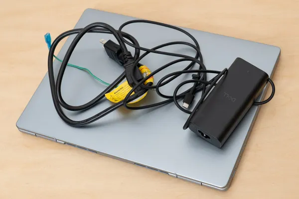 Dell 14 Plus 2-in-1のACアダプターとACケーブルの写真