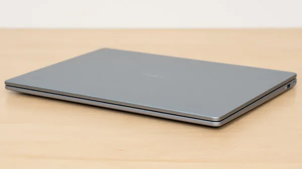 Dell 14 Plus 2-in-1の薄さの写真その2