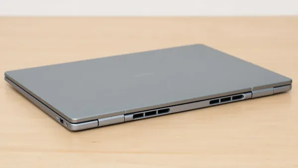 Dell 14 Plus 2-in-1の薄さの写真