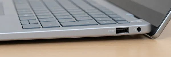Dell 14 Plus 2-in-1の側面の写真