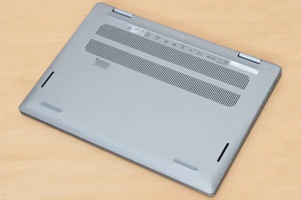 Dell 14 Plus 2-in-1の底面写真