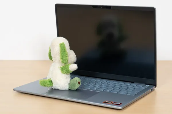 Dell 14 Plus 2-in-1の映り込み