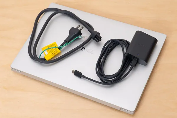 Dell 14 PremiumのACアダプターとACケーブルの写真