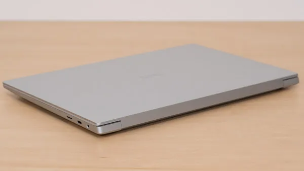 Dell 14 Premiumの薄さの写真その2