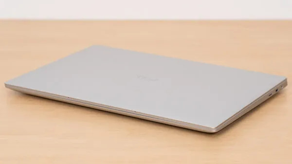 Dell 14 Premiumの薄さの写真