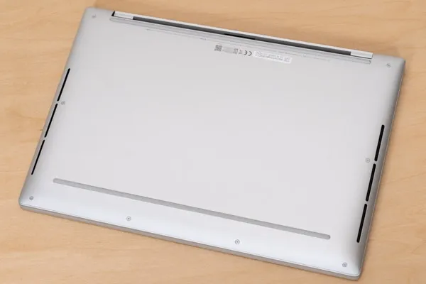 Dell 14 Premiumの底面写真