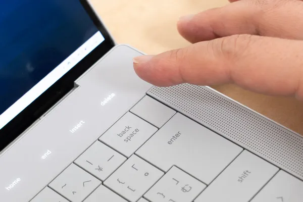 Dell 14 Premiumの指紋認証装置の写真