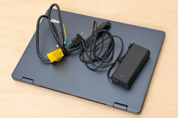 Dell 14 Plus 2-in-1のACアダプターとACケーブルの写真