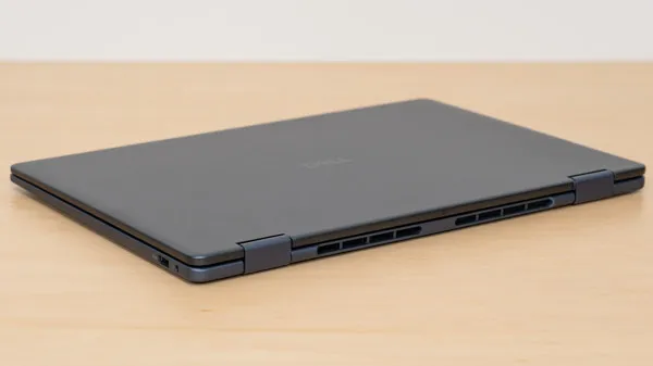 Dell 14 Plus 2-in-1の薄さの写真