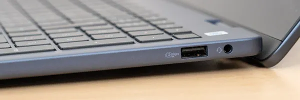 Dell 14 Plus 2-in-1の側面の写真