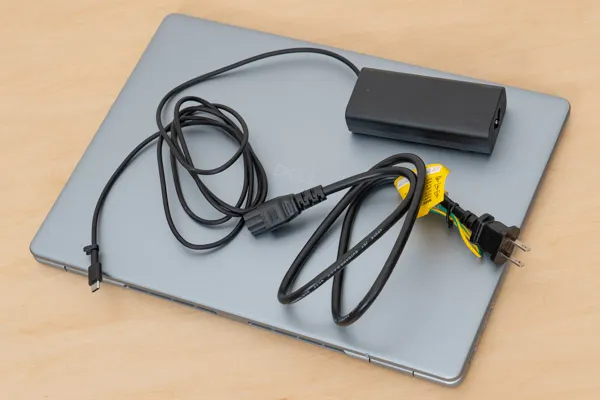Dell 14 Plus 2-in-1のACアダプターとACケーブルの写真