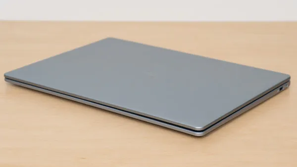 Dell 14 Plus 2-in-1の薄さの写真
