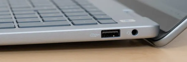 Dell 14 Plus 2-in-1の側面の写真