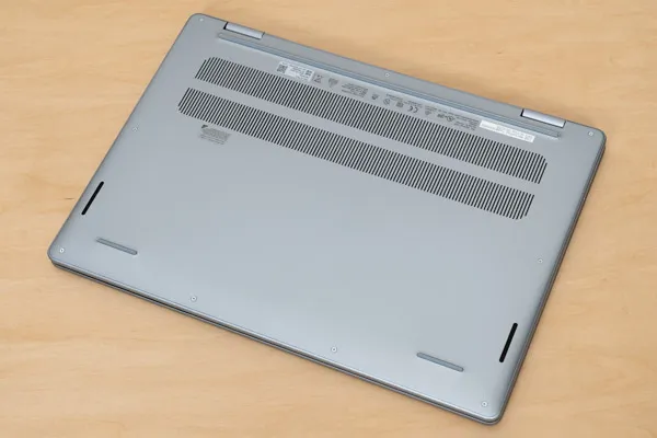 Dell 14 Plus 2-in-1の底面写真