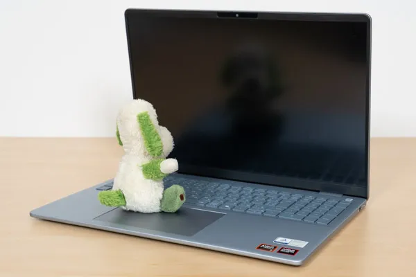 Dell 14 Plus 2-in-1の映り込み