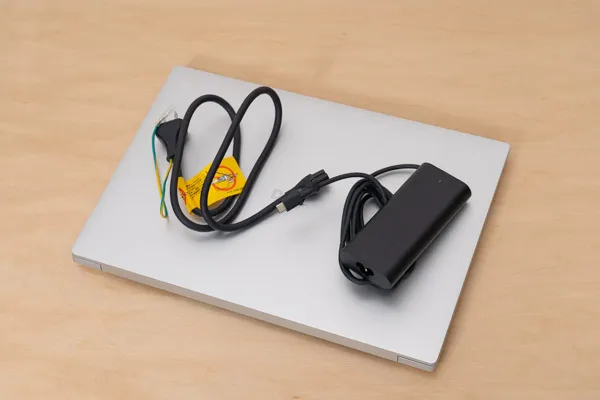 Dell 16 PremiumのACアダプターとACケーブルの写真