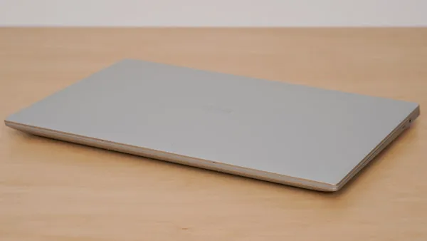 Dell 16 Premiumの薄さの写真その2