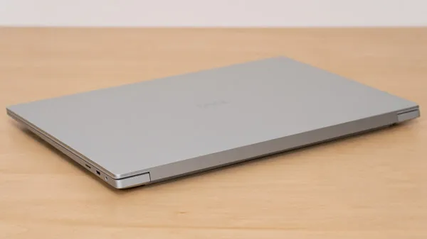Dell 16 Premiumの薄さの写真