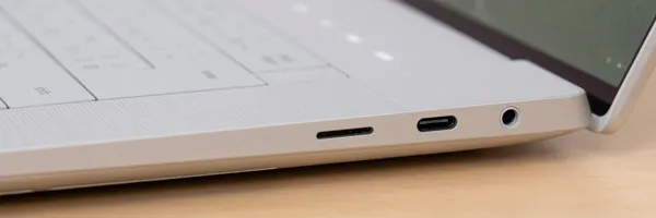 Dell 16 Premiumの側面の写真