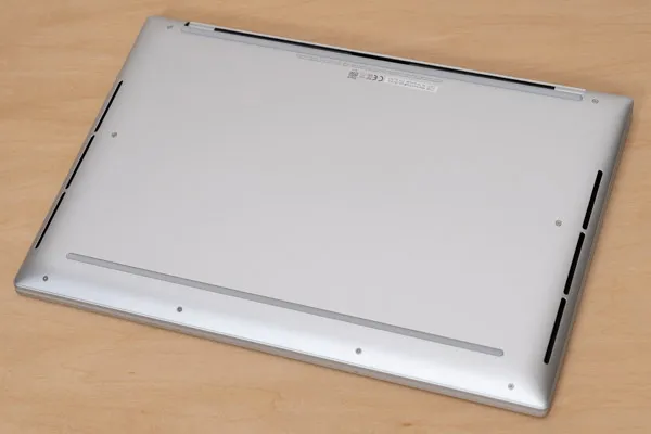 Dell 16 Premiumの底面写真