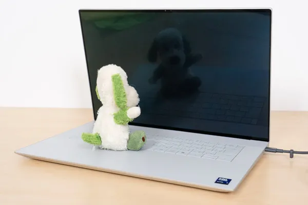 Dell 16 Premiumの映り込み