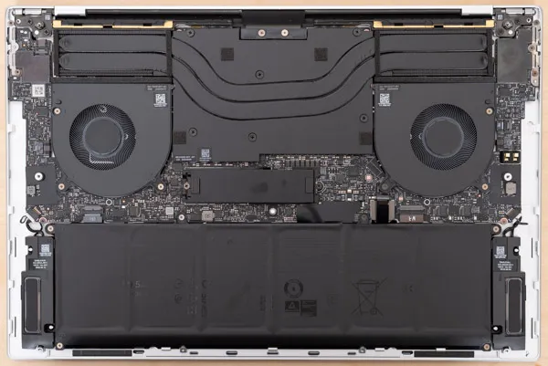 Dell 16 Premiumの内部の写真