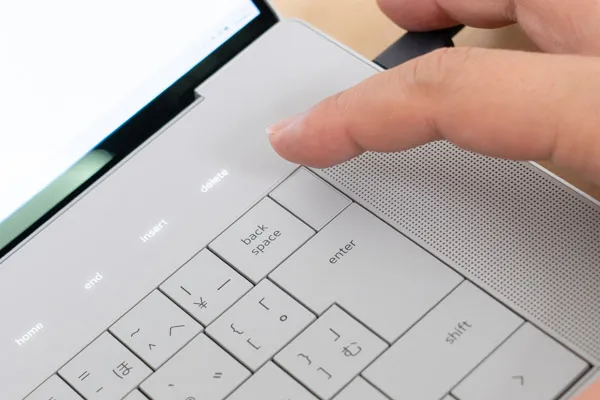 Dell 16 Premiumの指紋認証装置の写真