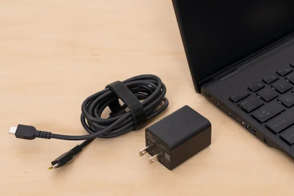 FMV WU5-K3のACアダプターとACケーブルの写真