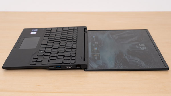 FMV WU5-K3のヒンジを最大まで開いたときの写真