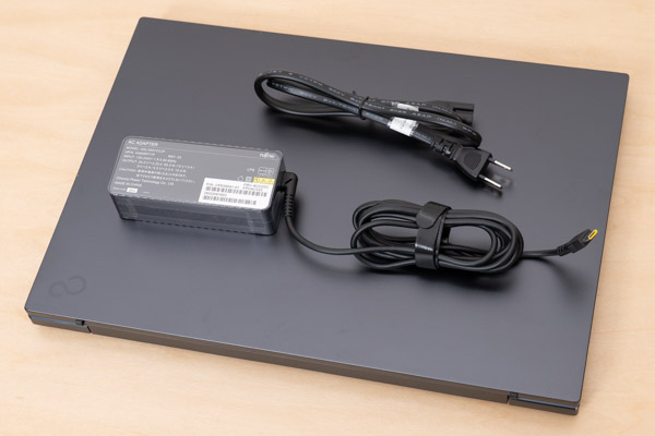 FMV WA4-L1のACアダプターとACケーブルの写真