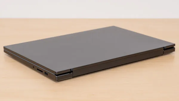 FMV WA4-L1の薄さの写真