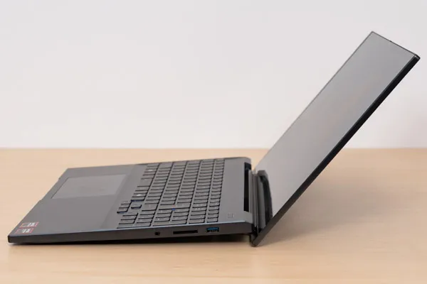 FMV WA4-L1のヒンジを最大まで開いた画像