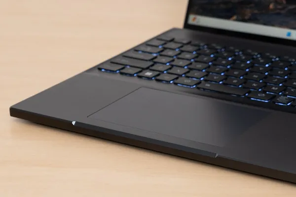 FMV WA4-L1を片手で持っている画像