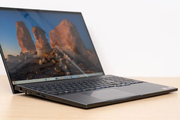 FMV WA4-L1を片手で持っている画像