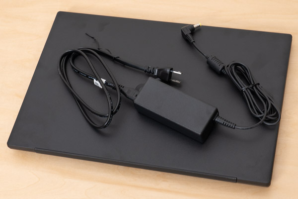 FMV WE1-K3のACアダプターとACケーブルの写真