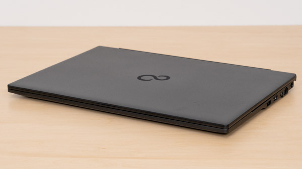 FMV WE1-K3の薄さの写真その2