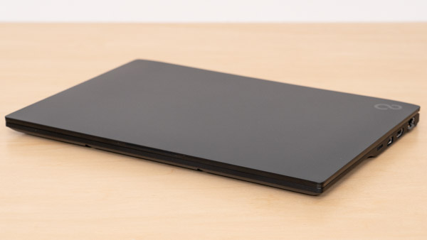 FMV WU1-L1の薄さの写真その2