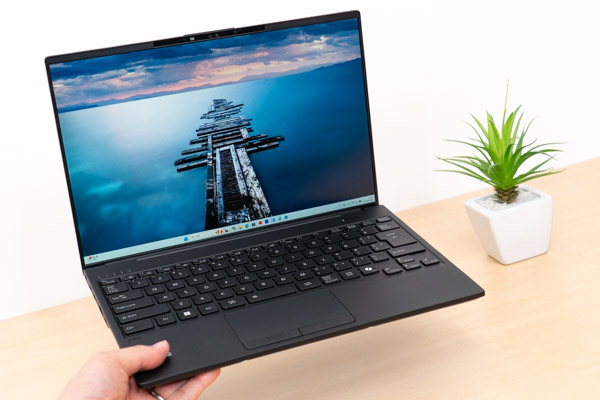 FMV WU1-L1を片手で持っている画像