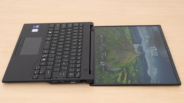 FMV WU2-K3のヒンジを最大まで開いたときの写真