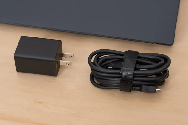 FMV WU7-K3のACアダプターとACケーブルの写真