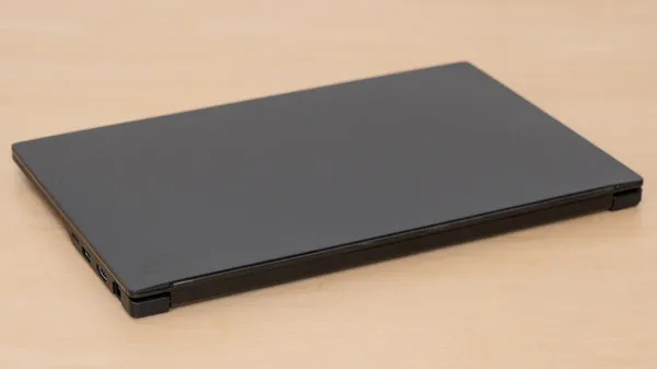 FMV WU7-K3の薄さの写真その2