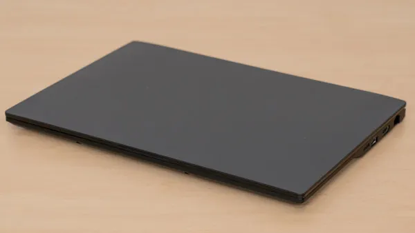 FMV WU7-K3の薄さの写真