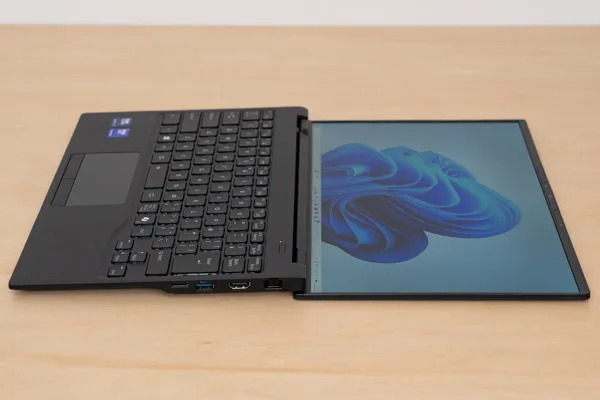 FMV WU7-K3のヒンジを最大まで開いたときの写真