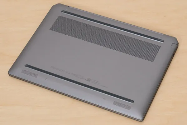HP OmniBook Ultra 14-fdの底面写真
