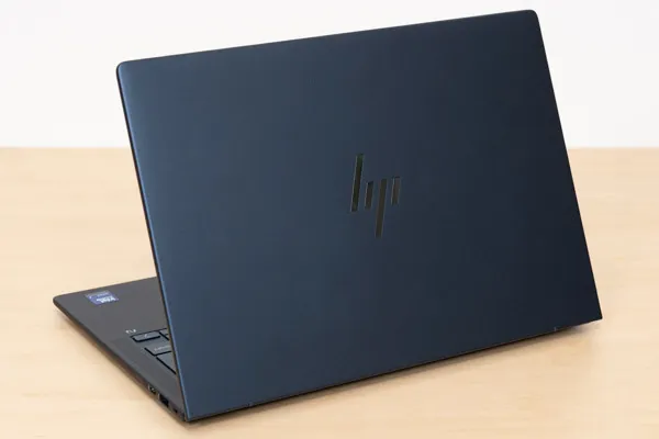 HP EliteBook X G1i 14 AIの天板写