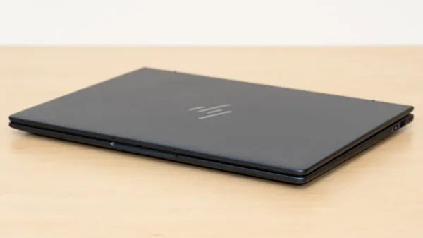 HP EliteBook X G1i 14 AIの薄さの写真